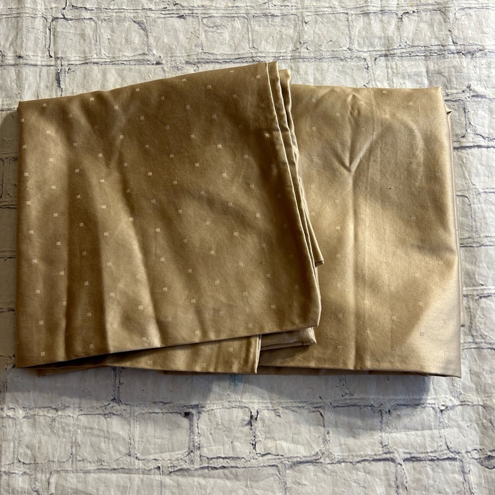 H MADE IN BAHRAIN BRAND 100% COTTON TAN PATTERN LARGE SET OF (2) PILLOW CASES